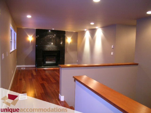 Bright living room with hardwood floors and modern counter space. - 811 Huntingdon Crescent, North Vancouver
