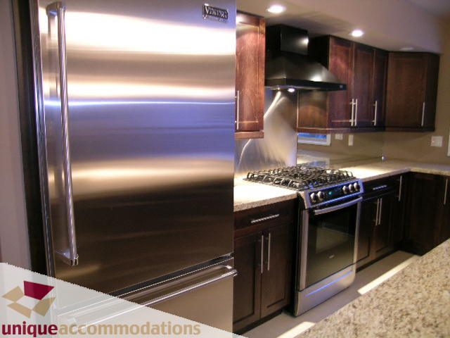 Bright kitchen with granite countertops and stainless steel appliances. - 811 Huntingdon Crescent, North Vancouver