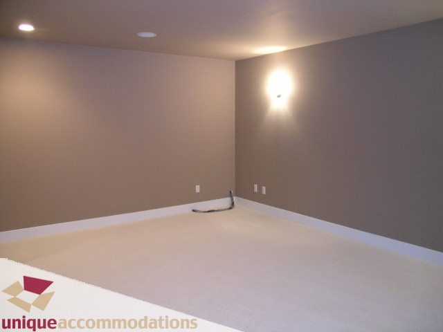 Spacious bathroom with white walls and modern lighting. - 811 Huntingdon Crescent, North Vancouver