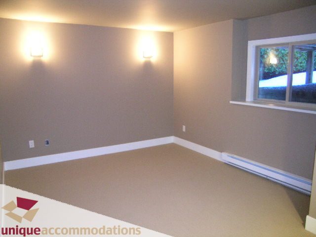 Bright living room with built-in shelves and modern lighting. - 811 Huntingdon Crescent, North Vancouver