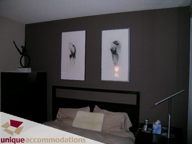 Bedroom with modern decor, artwork, and a sleek bed. - 4008 - 1408 Strathmore Mews, Vancouver Downtown