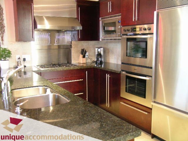 Bright kitchen with granite countertops and stainless steel appliances, modern design. - 1702 - 1280 Richards Street, Vancouver Downtown