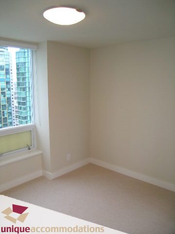 Spacious den with large window, city view, and built-in bench. - 2401-1277 Melville, Vancouver Downtown