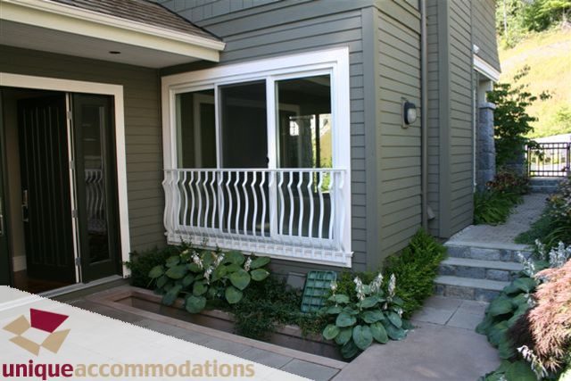 Furnished 3-bedroom + den house with a cozy balcony and lush garden. - 2550 Marr Creek Ct, West Vancouver