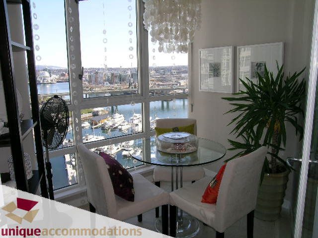 Bright living room with city view, modern decor, and comfortable seating. - 2003 - 1201 Marinaside Crescent, Vancouver Downtown