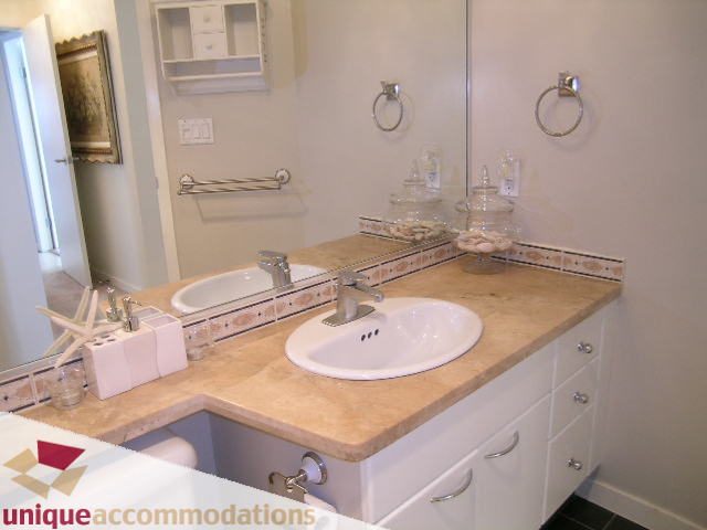 Furnished bathroom with beige countertops and starfish decor. - 2003 - 1201 Marinaside Crescent, Vancouver Downtown