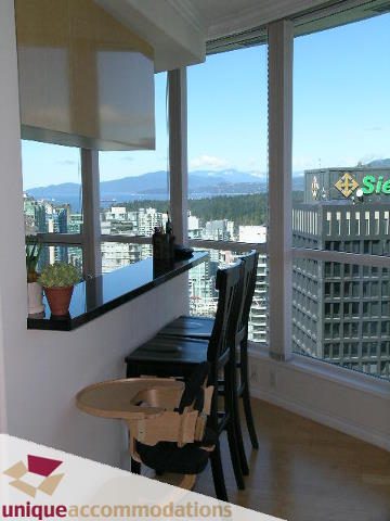 Bright dining area with hardwood floors, city view, and modern furnishings. - 3607 - 1111 West Pender Street, Vancouver Downtown
