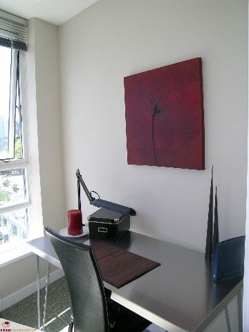 Furnished dining area with modern artwork and city view. - 902 - 928 Beatty Street, Vancouver Downtown