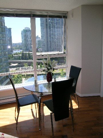 Bright dining area with city view and hardwood floors. - 902 - 928 Beatty Street, Vancouver Downtown