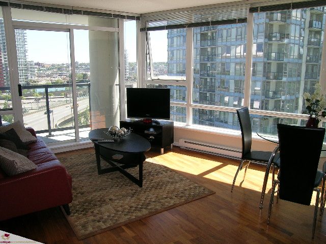 Furnished living room with hardwood floors, city view, and modern furniture. - 902 - 928 Beatty Street, Vancouver Downtown