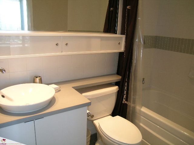 Bright bathroom with white sink, toilet, and bathtub, clean and modern. - 902 - 928 Beatty Street, Vancouver Downtown