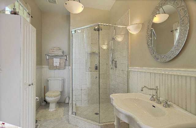 Spacious bathroom with modern fixtures and large mirror. - 1150 Haro Street, Vancouver Downtown