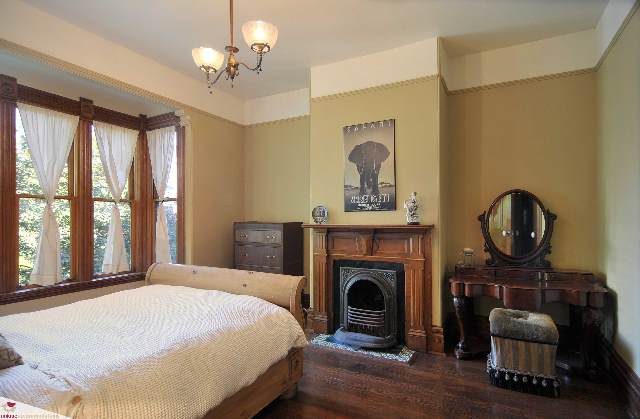 Furnished 3-bedroom + den house with wooden furniture and large windows. - 1150 Haro Street, Vancouver Downtown