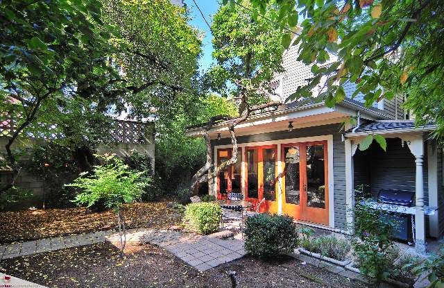 Furnished 3-bedroom + den house with colorful decor and patio. - 1150 Haro Street, Vancouver Downtown
