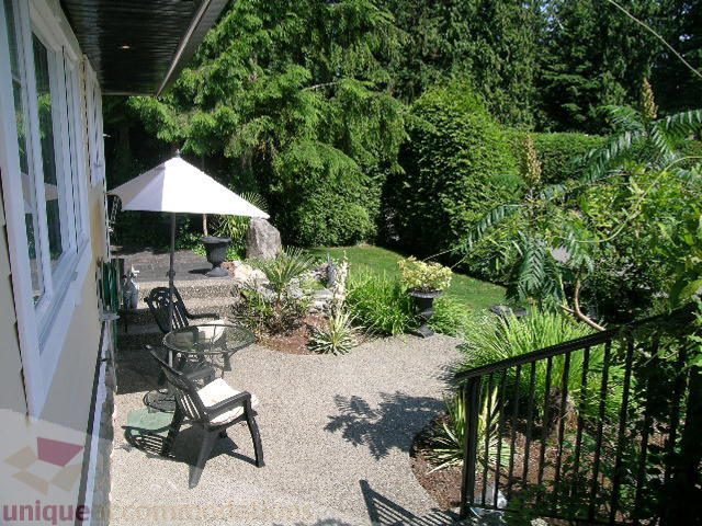 Furnished patio with outdoor furniture and lush greenery. - 4104 Sunnycrest drive, North Vancouver
