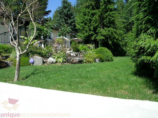 Spacious backyard with lush greenery and a well-maintained lawn. - 4104 Sunnycrest drive, North Vancouver