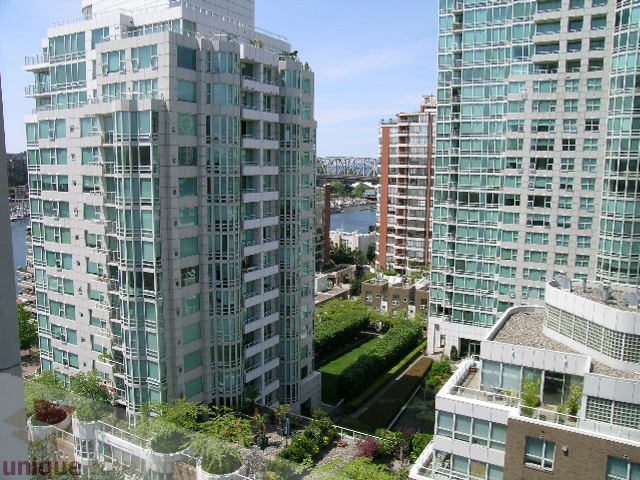 Bright living room with city view and modern furnishings. - 1402 - 1500 Howe St, Vancouver Downtown