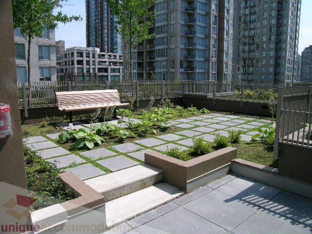 Spacious rooftop garden with modern seating and lush greenery, perfect for relaxation. - 1209 - 1055 Richards Street, Vancouver Downtown