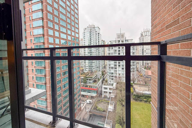 Spacious 1-bedroom + den balcony with stunning city views and modern furnishings. - 1802 - 788 Richards, Vancouver Downtown
