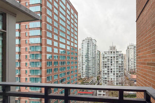 Spacious 1-bedroom + den balcony offers stunning city views with modern furnishings. - 1802 - 788 Richards, Vancouver Downtown