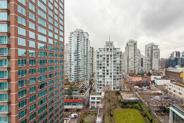 Spacious 1-bedroom + den condo with a stunning city view and modern furnishings. - 1802 - 788 Richards, Vancouver Downtown