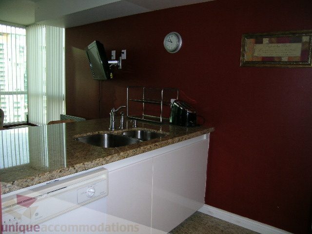 Bright kitchen with granite countertops and a city view. - 1403 - 555 Jervis Street, Vancouver Downtown