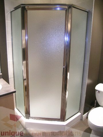 Bright bathroom with frosted glass shower and modern fixtures. - 981 Richards Street, Vancouver Downtown