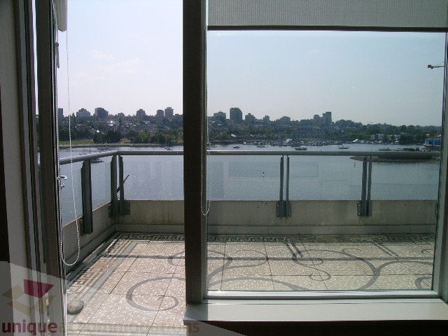 Bright living room with city view and modern decor. - 603 - 1383 Marinaside Crescent, Vancouver Downtown