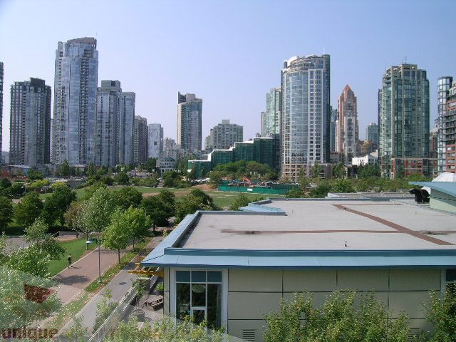 Bright living room with city view and modern furnishings. - 603 - 1383 Marinaside Crescent, Vancouver Downtown