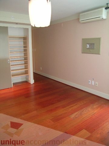 Bright living room with hardwood floors and a wall-mounted air conditioner. - 603 - 1383 Marinaside Crescent, Vancouver Downtown