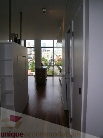Bright kitchen with hardwood floors and city view. - 902 - 528 Beatty Street, Vancouver Downtown