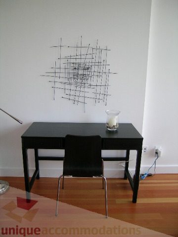 Bright dining area with black table, modern artwork, hardwood floors, and a cozy ambiance. - 902 - 528 Beatty Street, Vancouver Downtown