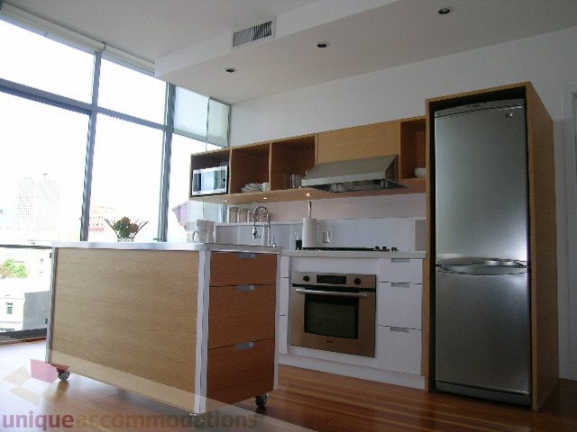 Bright kitchen with modern appliances, hardwood floors, and a city view. - 902 - 528 Beatty Street, Vancouver Downtown