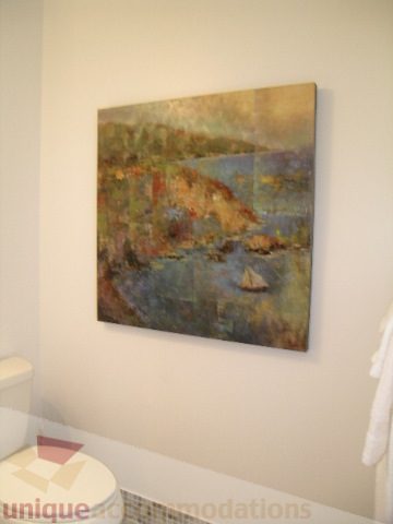 Bright bathroom with artistic wall art and white fixtures. - 902 - 528 Beatty Street, Vancouver Downtown
