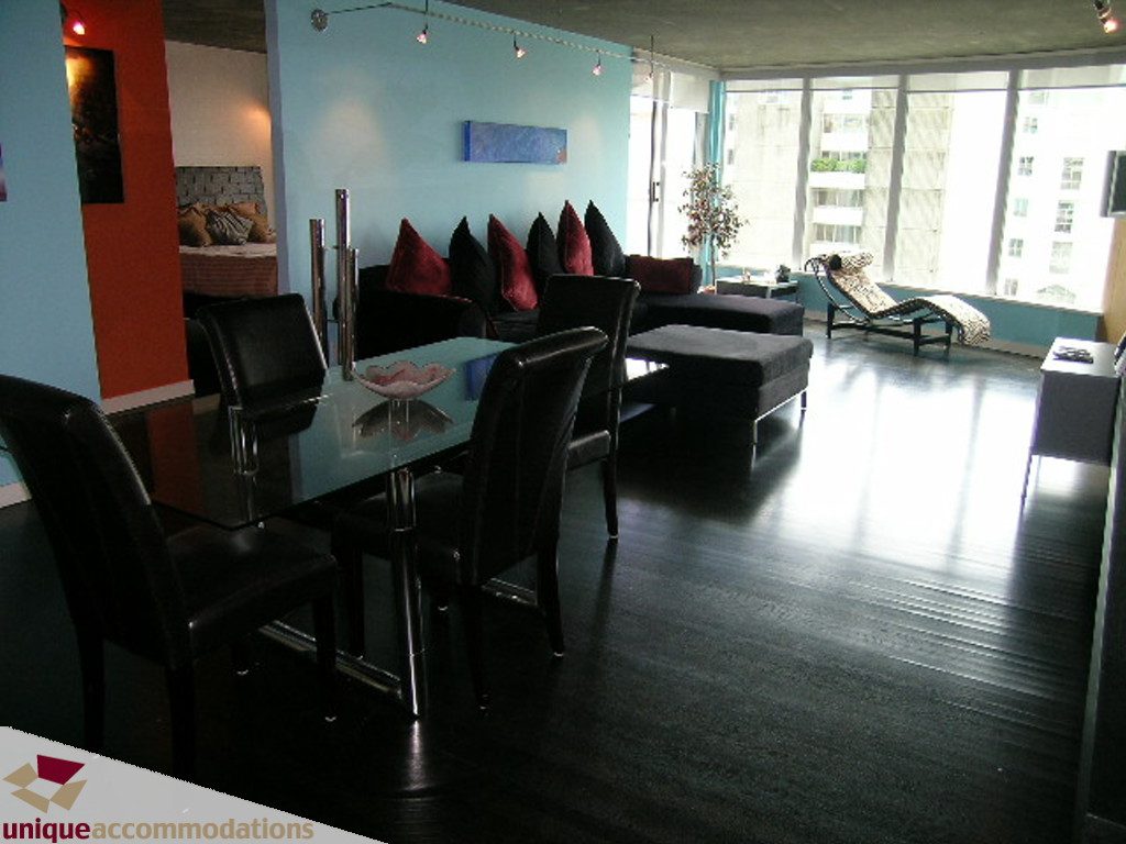 Modern living room with hardwood floors, city view, and stylish furniture. - 705 - 1500 Howe street, Vancouver Downtown