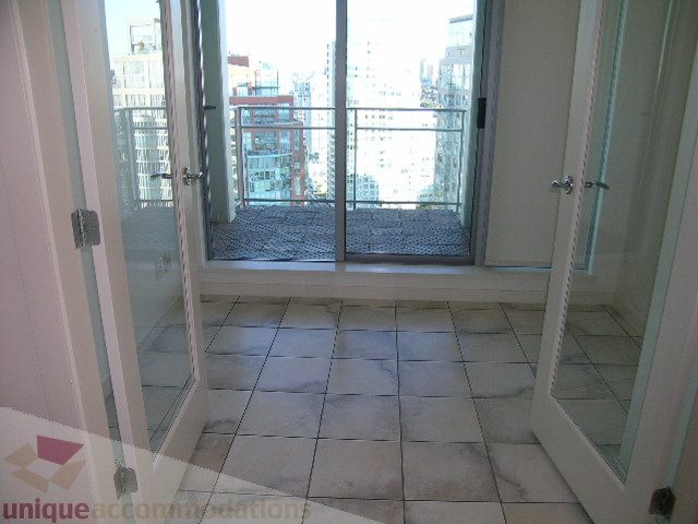 Bright bathroom with large windows and city view. - 2401 - 1005 Beach Avenue, Vancouver Downtown