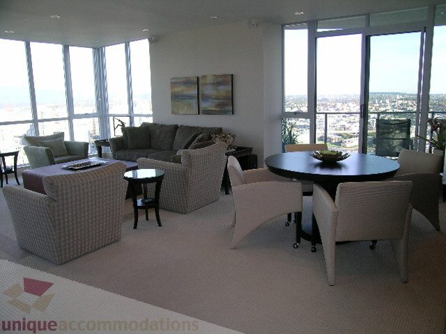 Spacious living room with large windows, city view, and comfortable seating. - 4303 - 1408 Strathmore Mews, Vancouver Downtown