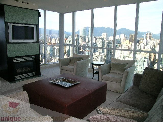 Bright living room with large windows, city view, and modern furniture. - 4303 - 1408 Strathmore Mews, Vancouver Downtown
