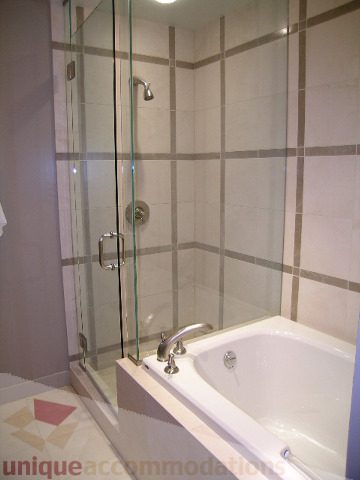 Furnished bathroom with glass shower and bathtub, modern design. - 4303 - 1408 Strathmore Mews, Vancouver Downtown