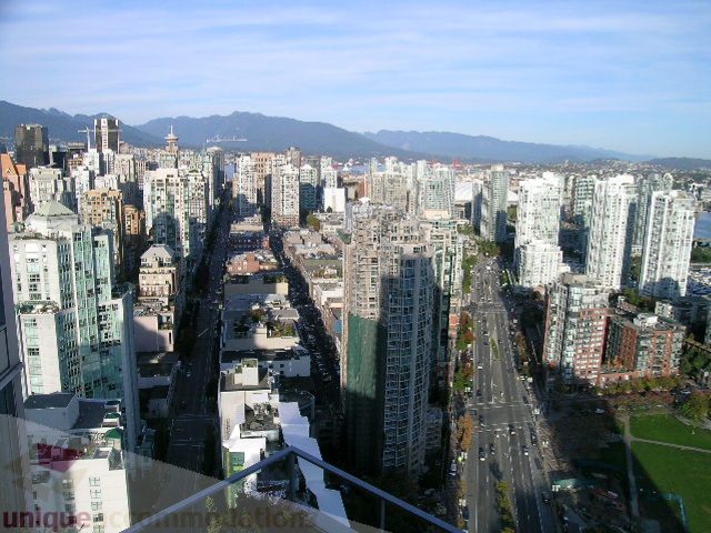 Bright living room with stunning city view and modern furnishings. - 4303 - 1408 Strathmore Mews, Vancouver Downtown