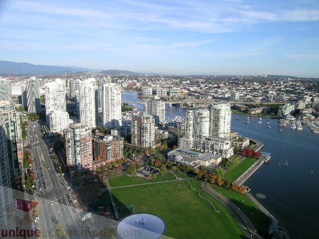 Spacious living room with stunning city view and waterfront access. - 4303 - 1408 Strathmore Mews, Vancouver Downtown