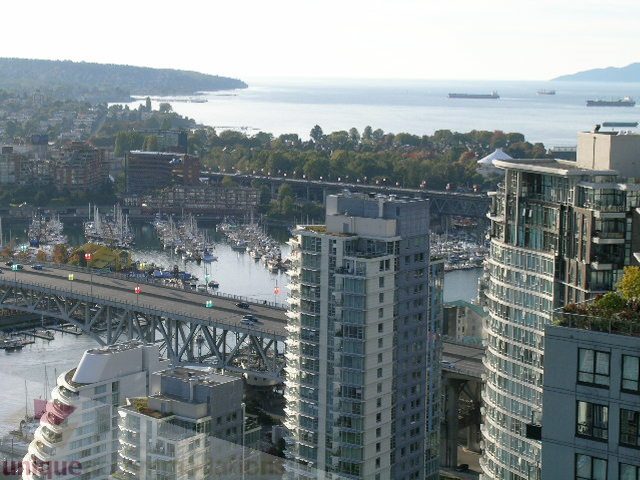 Bright living room with stunning city view and modern furnishings. - 4303 - 1408 Strathmore Mews, Vancouver Downtown