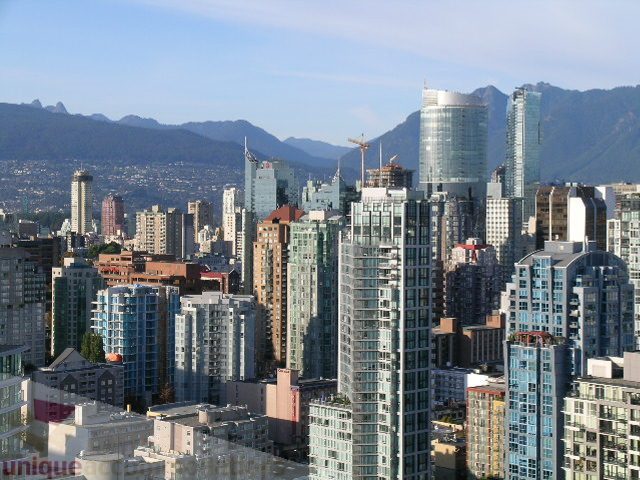 Furnished 3-bedroom condo with stunning city view and modern amenities. - 4303 - 1408 Strathmore Mews, Vancouver Downtown