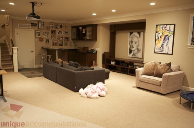 Furnished living room with cozy couches, artwork, and a relaxed atmosphere. - 3781 Bayridge Ave, West Vancouver