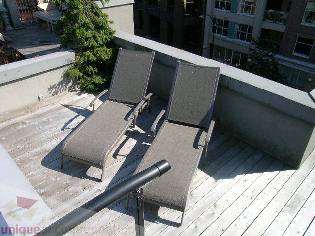 Furnished rooftop deck with lounge chairs and city view. - 137 Alexander Street, Vancouver Downtown