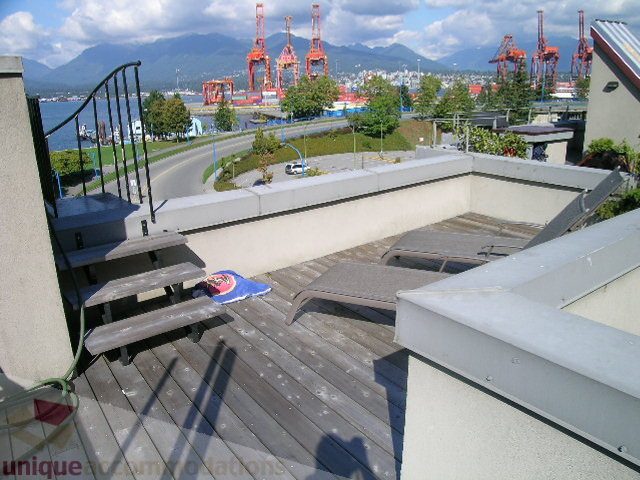 Bright rooftop deck with city view and wooden deck, perfect for relaxation. - 137 Alexander Street, Vancouver Downtown