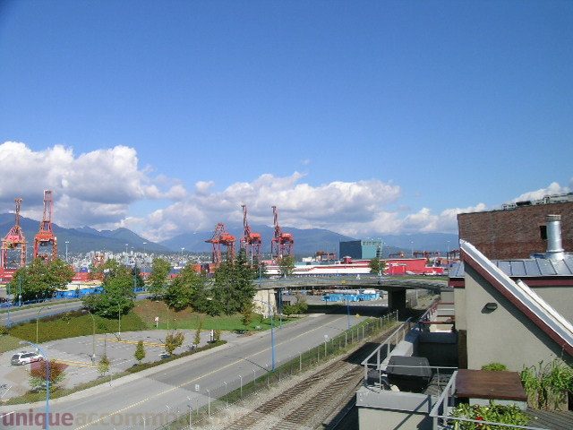 Bright rooftop deck with city view and industrial skyline. - 137 Alexander Street, Vancouver Downtown