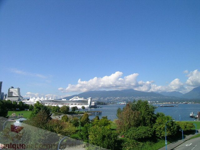 Bright living room with stunning city view and waterfront access. - 137 Alexander Street, Vancouver Downtown