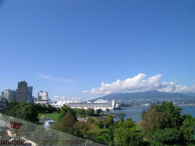 Furnished 2-bedroom + den townhouse with a stunning city view and modern furnishings. - 137 Alexander Street, Vancouver Downtown