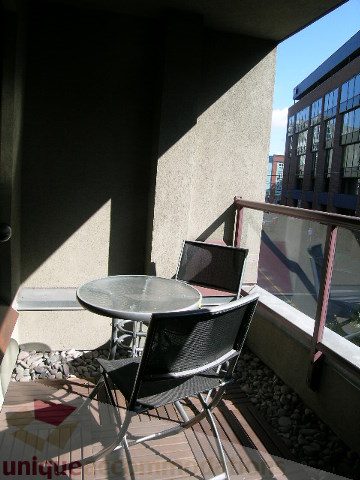 Furnished balcony with outdoor seating and city view. - 137 Alexander Street, Vancouver Downtown